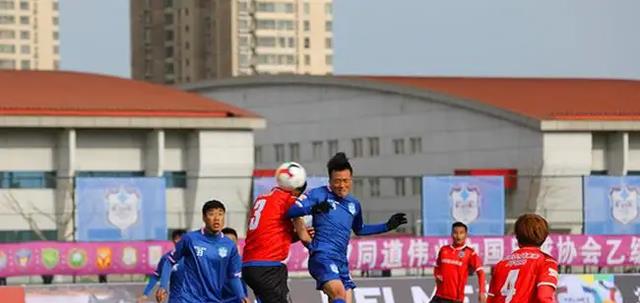 中午12点！资深记者曝猛料：中国足球再度陷入争议，球迷骂声一片(2)