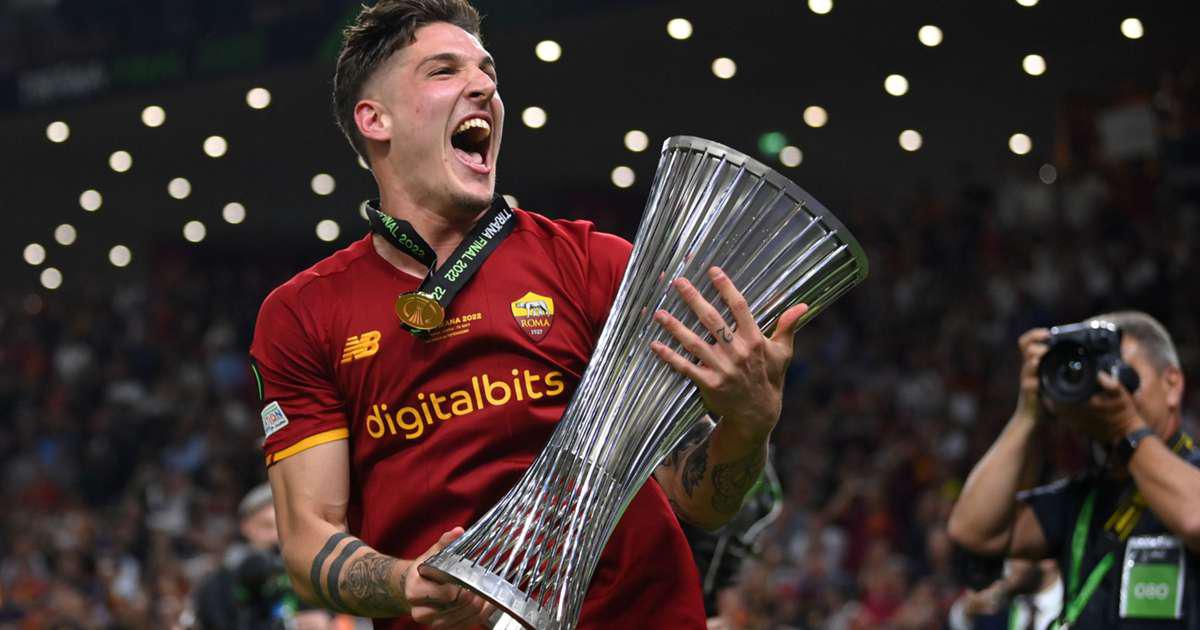 “我儿时的梦想实现了”——扎尼奥洛冠军手捧罗马首个欧洲冠军奖杯(2)