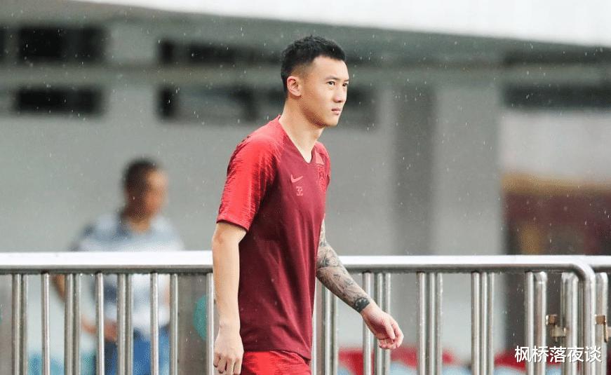 28岁终于实现豪门梦！重庆梅西新赛季将冲击冠军，穿红色战袍！(6)