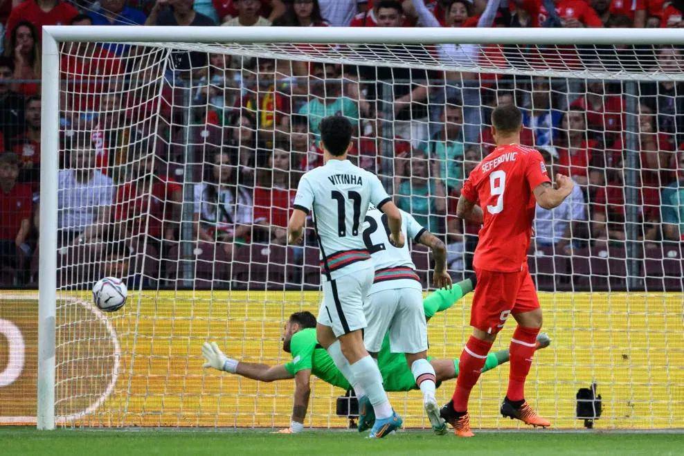 1-0！C罗缺席！欧洲杯冠军崩盘，葡萄牙遭遇首败让出小组头名(2)