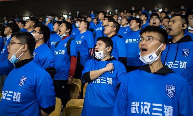 中国的球迷没有信仰就是看成绩所以武汉三镇现在球迷很多