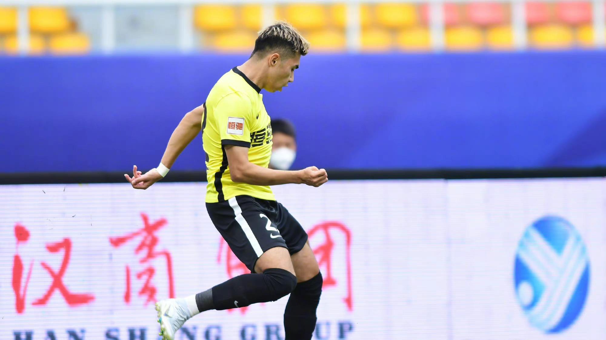 广州小将肘击对手遭遇禁赛3场，足协争议罚单再度受到球迷质疑