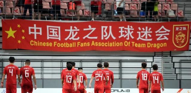 国足考验彩民球迷，逼平日本让人惊喜，踢香港侥幸获胜是丑态百出