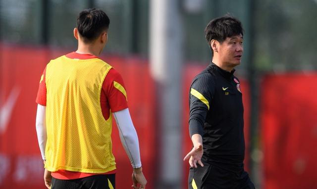 下午15点！上海媒体曝出争议猛料：中国足球成笑话，球迷骂声一片(5)