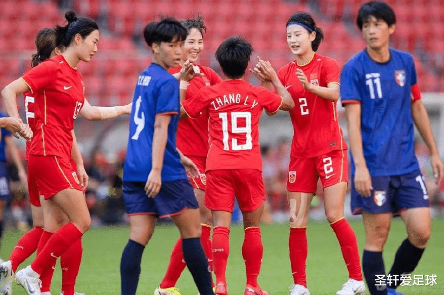 6-2！中国女足小将闪耀海外，推空门戏耍对手，现场五星红旗飘扬(1)