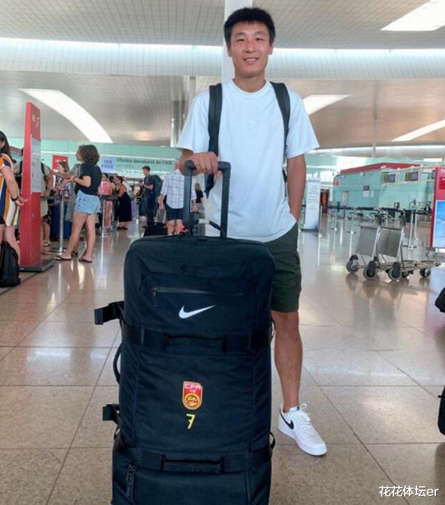登机回国！武磊晒照对比3年前，中国男足行李箱亮了：CFA，7号！(1)