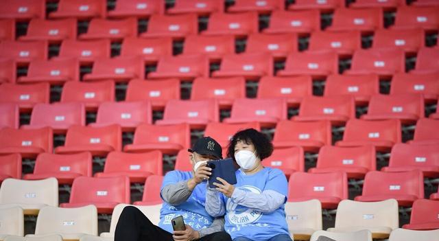 中超大连人5-1深圳队现场图片分享，主要是谢晖和看台球迷志愿者(8)