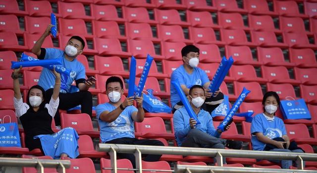 中超大连人5-1深圳队现场图片分享，主要是谢晖和看台球迷志愿者(10)