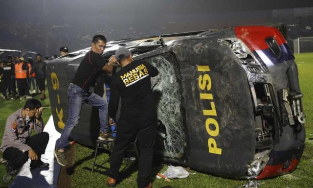 印尼发生球场暴力骚乱，至少已造成129人丧生(3)
