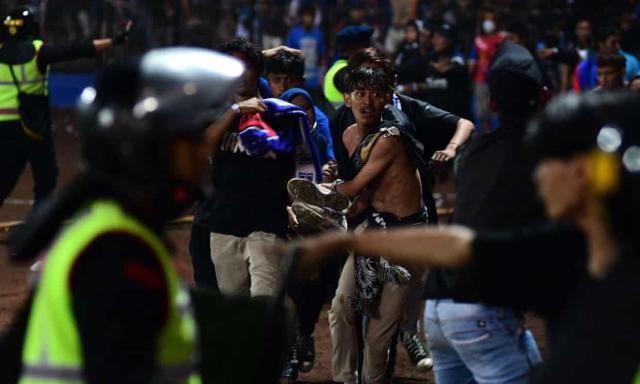 印尼发生球场暴力骚乱，至少已造成129人丧生(5)