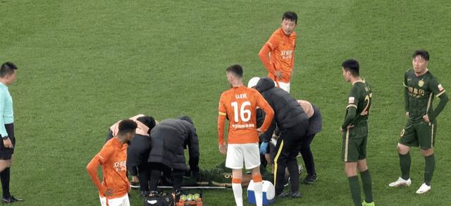 张玉宁受伤遭暗讽幸好不会错过世界杯中国足球这环境太让人唏嘘