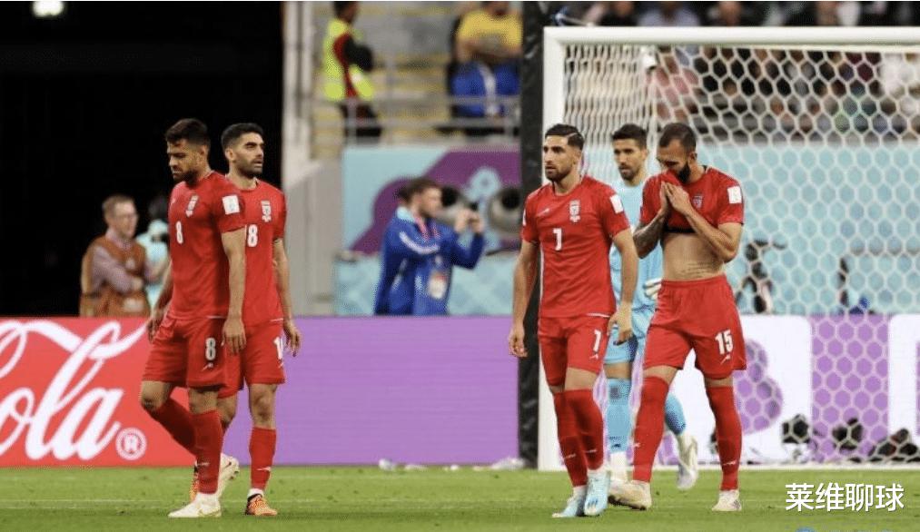 降维打击，伊朗代表亚洲足球被羞辱！日韩或小组出局，国足很幸运