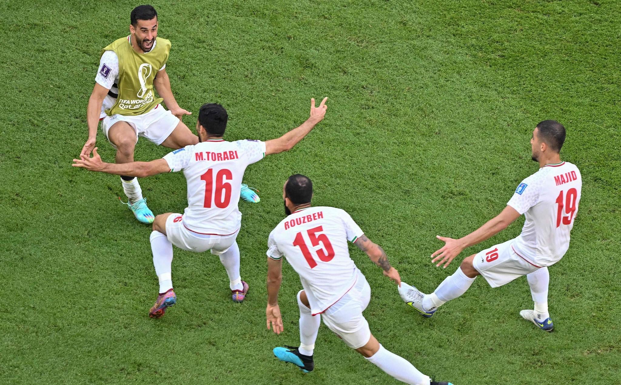 世界杯伟大一战！伊朗队3人抽筋+第1张红牌+97分钟、100分钟进球(4)