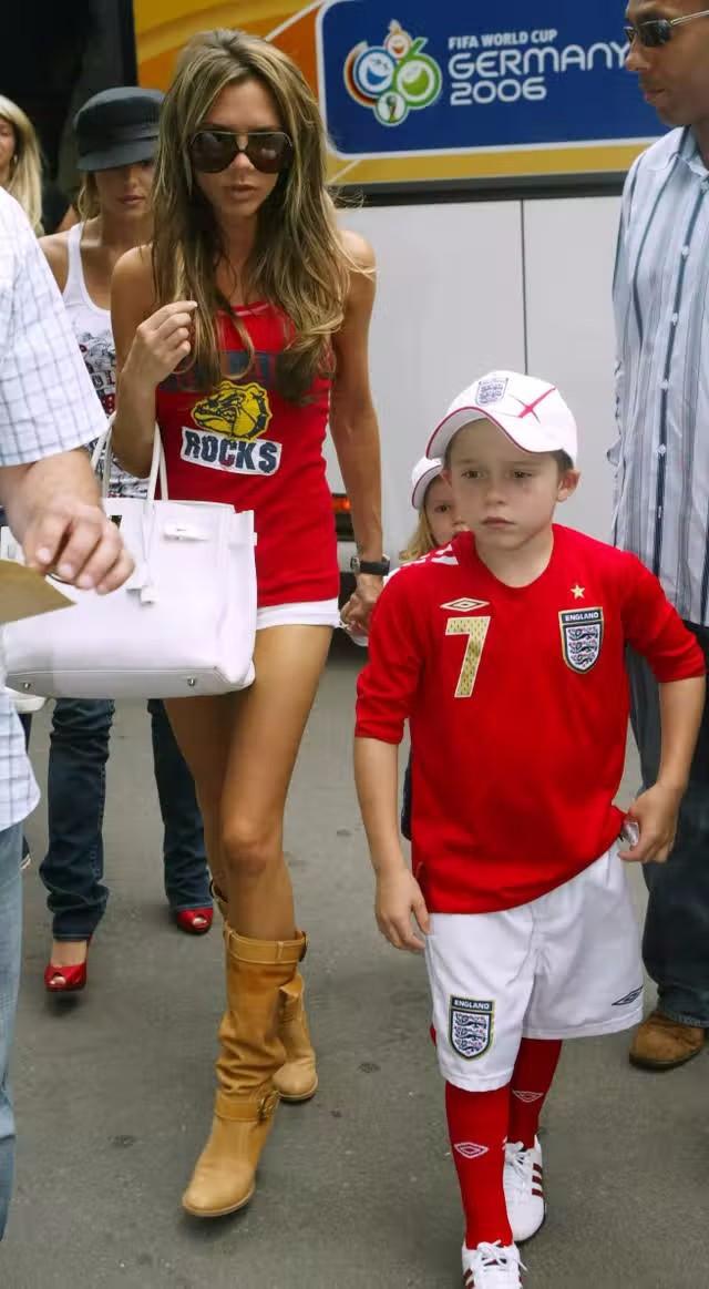 世界杯英格兰太太团在卡塔尔血拼！大秀性感身材，输给当年的贝嫂(15)