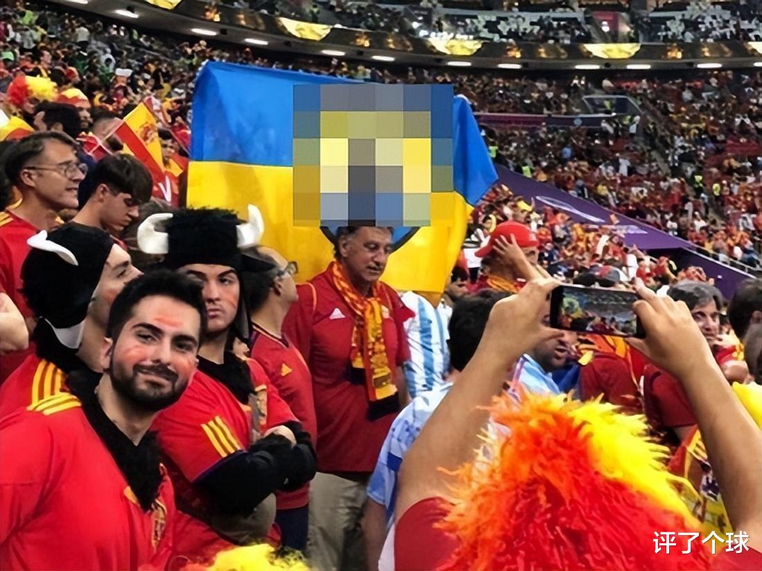 乌克兰亚速营旗帜现身世界杯看台，被国际足联当场没收