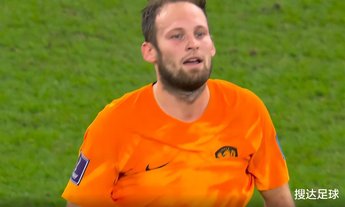 泪目！戴着心脏除颤器踢世界杯的男人，扛着荷兰打进了8强(4)
