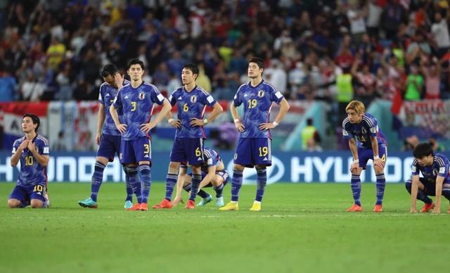 国外媒体当众羞辱中国足球，虽气愤但奈何无法反驳，邻国携手进入16强(6)