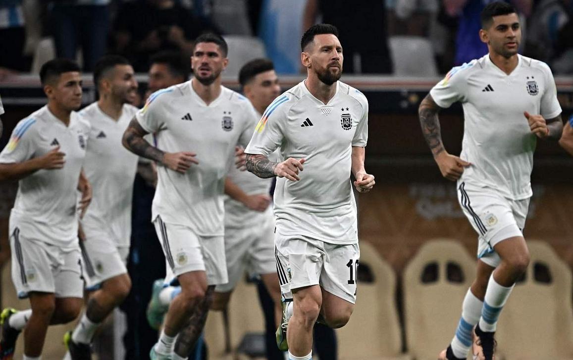 荣耀时刻！梅西捧起奖杯，阿根廷球迷狂喜，卡塔尔世界杯落下帷幕