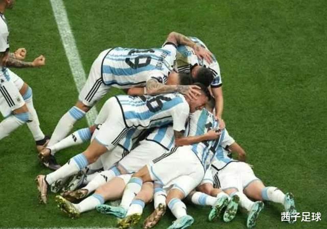 从一开始就有问题？记者：阿根廷第一场比赛踢沙特就有争议点球(2)