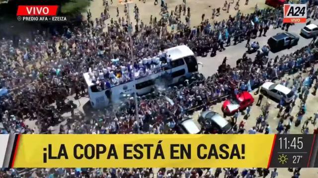 【早报】普天同庆！阿根廷400万球迷与球员游行庆祝！