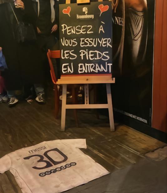 难以释怀！法国酒吧用梅西的30号球衣铺地板，并提醒：别忘记擦脚(2)