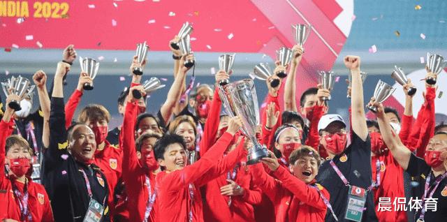 官宣！在中国女足27人的训练中，冲过三大赛事的王霜带领12名的留洋国脚不在(1)