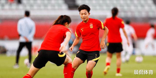 官宣！在中国女足27人的训练中，冲过三大赛事的王霜带领12名的留洋国脚不在(4)