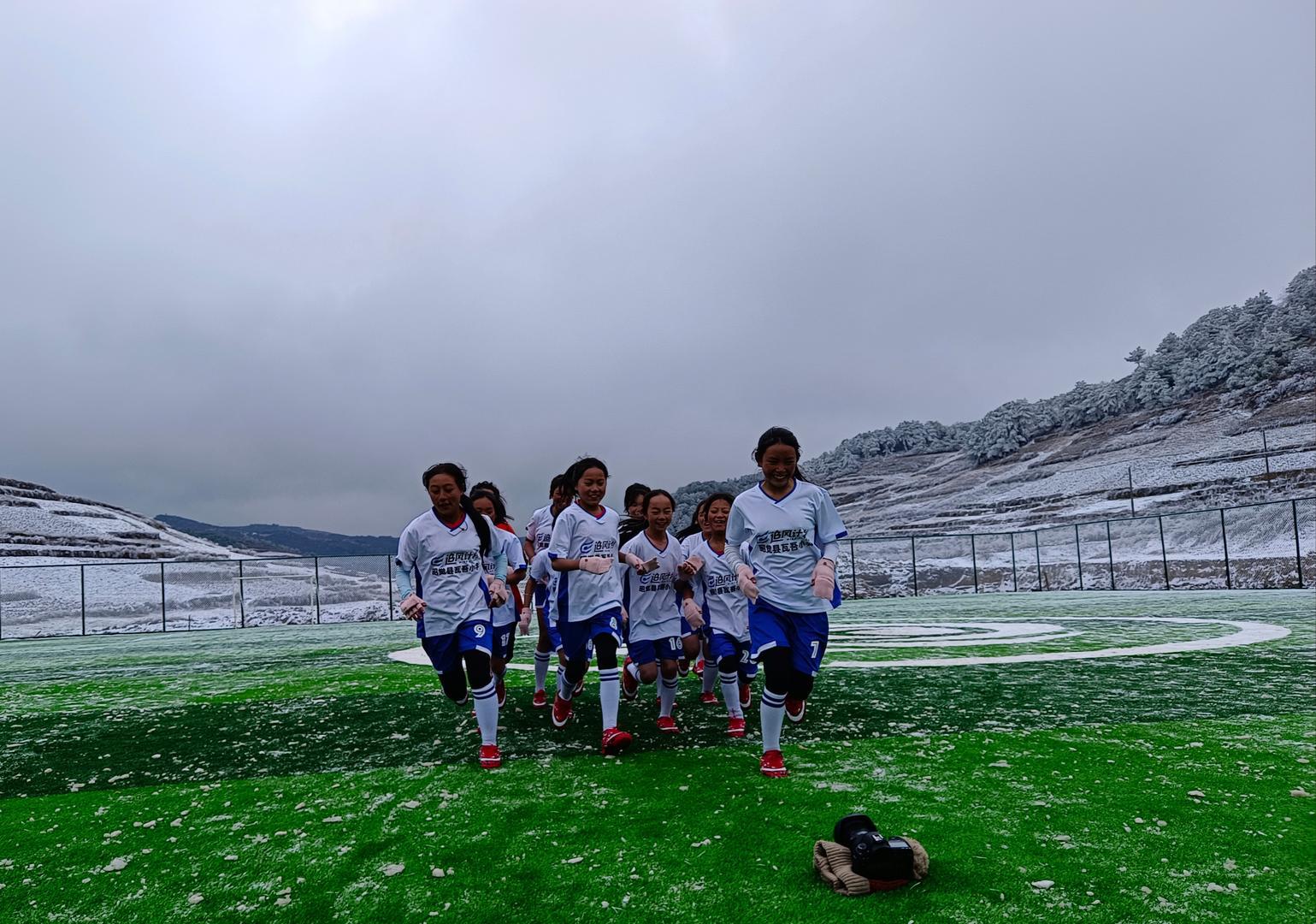 孩子们踢上新球场！全国第二座中国女足主题球场在凉山“云端小学”落成投用(1)