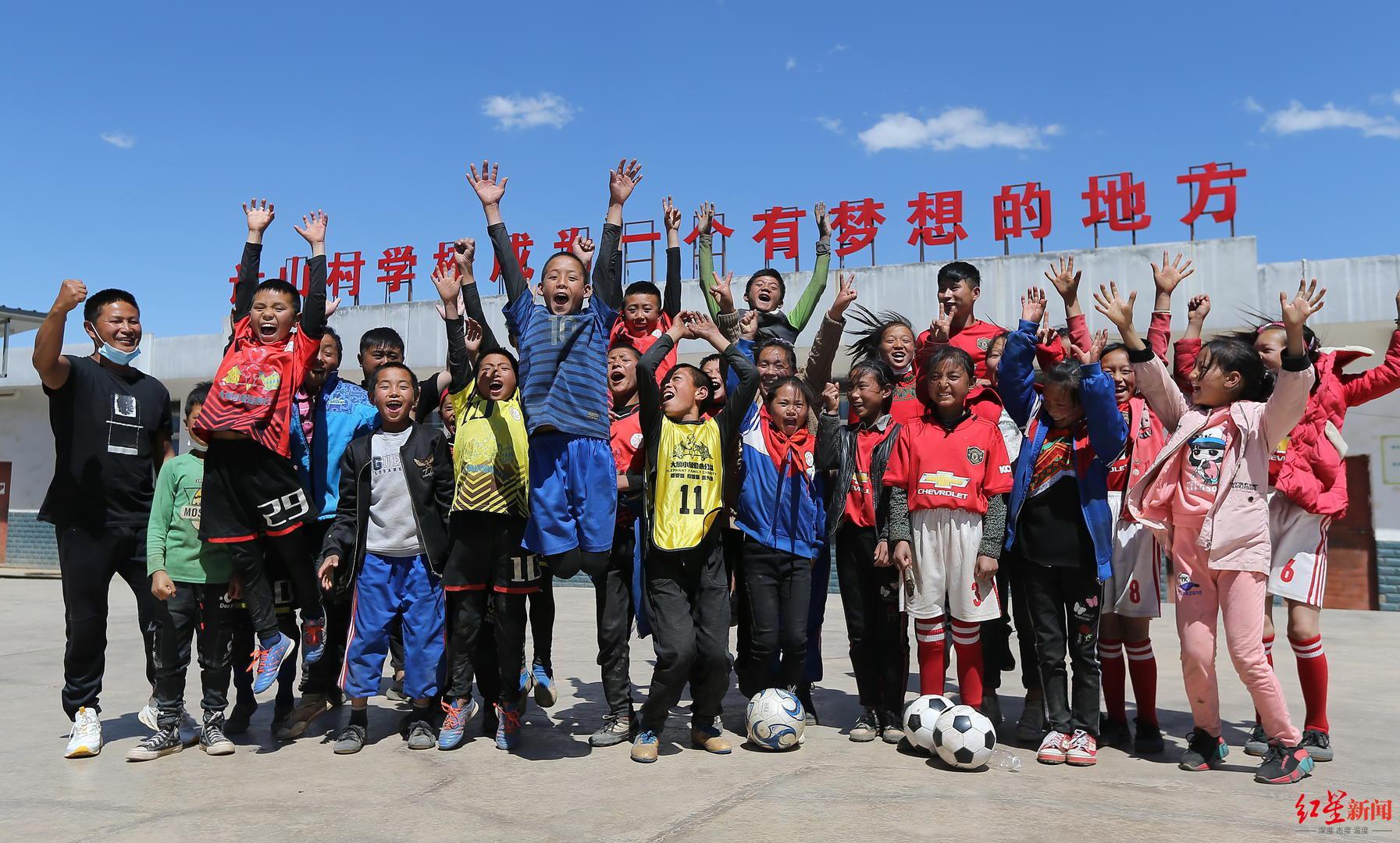 孩子们踢上新球场！全国第二座中国女足主题球场在凉山“云端小学”落成投用(3)