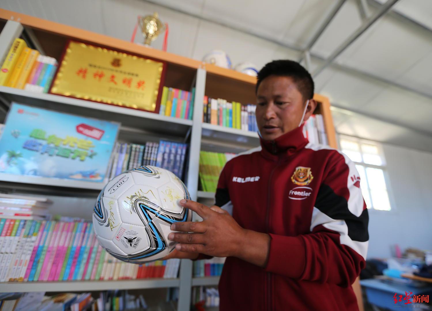 孩子们踢上新球场！全国第二座中国女足主题球场在凉山“云端小学”落成投用(4)
