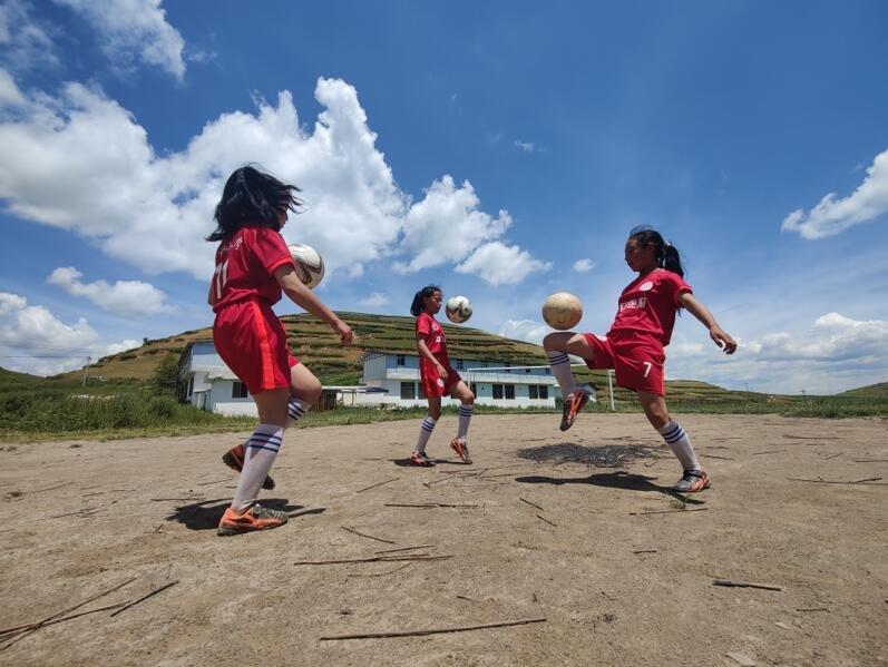 孩子们踢上新球场！全国第二座中国女足主题球场在凉山“云端小学”落成投用(5)