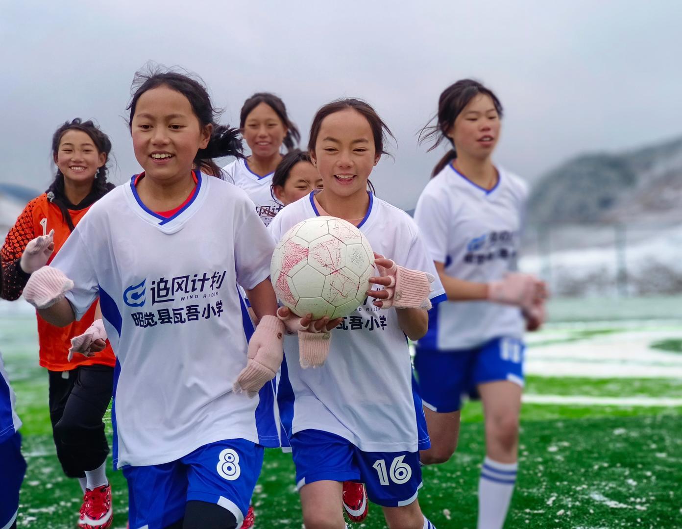 孩子们踢上新球场！全国第二座中国女足主题球场在凉山“云端小学”落成投用(8)