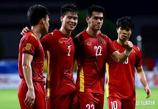 2-0！越南队太强了，6场不败进决赛，上万球迷挥舞国旗庆祝，甩开国足(3)