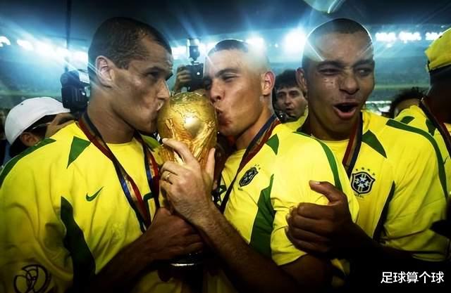 巴西十大足球巨星：1位球王，5位世界足球先生，内马尔倒数第二(3)