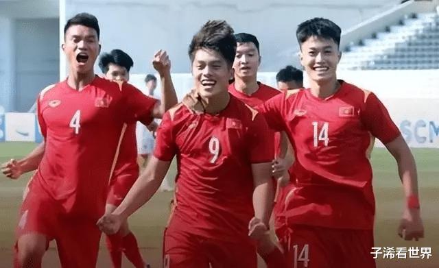 上午10点，中国足球传来喜讯：足协做出正确决定，国足成大赢家(4)