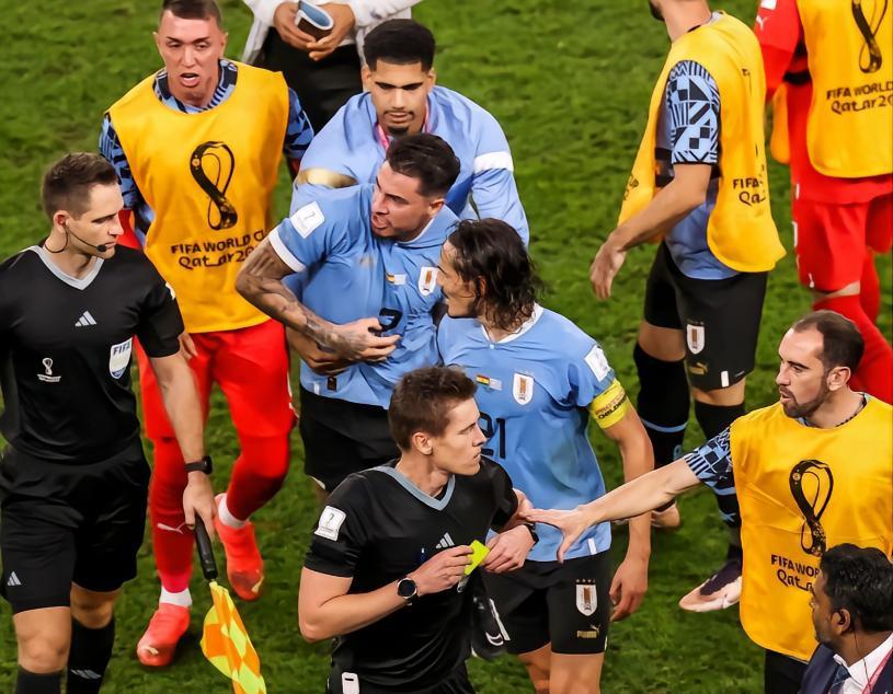 FIFA官方：世界杯乌拉圭球员质疑裁判，希门尼斯、穆斯莱拉禁赛4场，​卡瓦尼、戈丁禁赛1场(1)