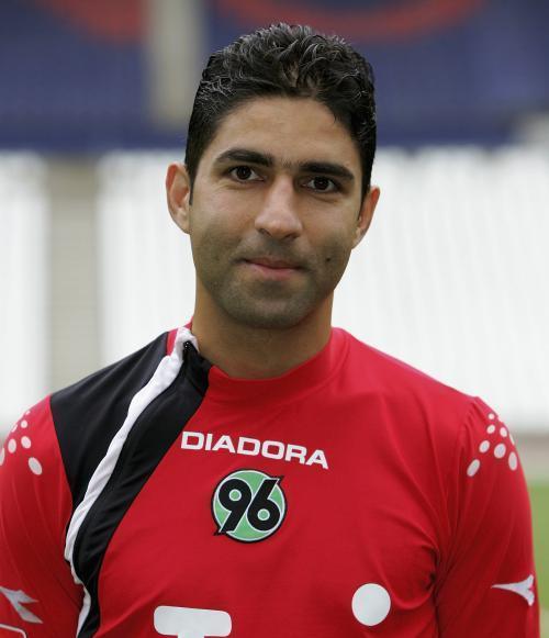 他是伊朗射手，在拜仁拿过三冠王，却在世界杯亚洲杯上颗粒无收