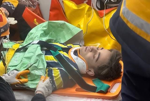 泪崩！土耳其16岁足球少年上演奇迹：地震被埋119小时后生还