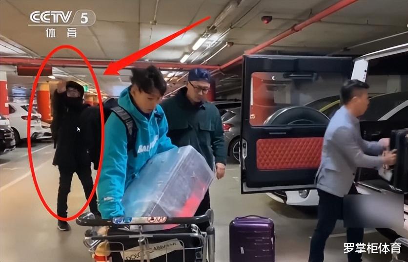 央视报道！中国男足新星留洋下机遭盗窃，前国脚玩命帮助夺回行李(1)