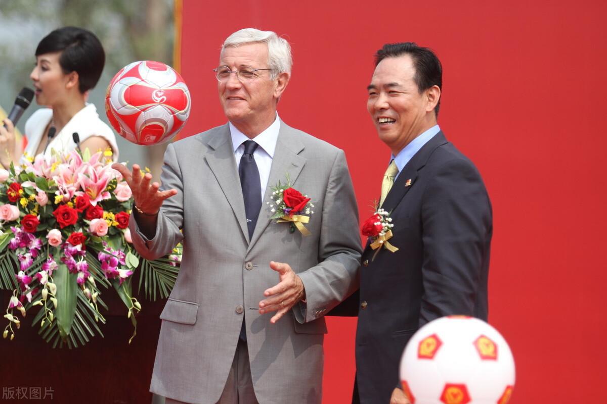 中国14亿人口不仅找不到11个会踢球的，也找不到一个合适的主教练(4)