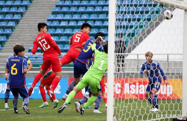 1-2！中国男足无缘爆冷，4分钟连丢2球遭日本逆转，双方险爆冲突(2)