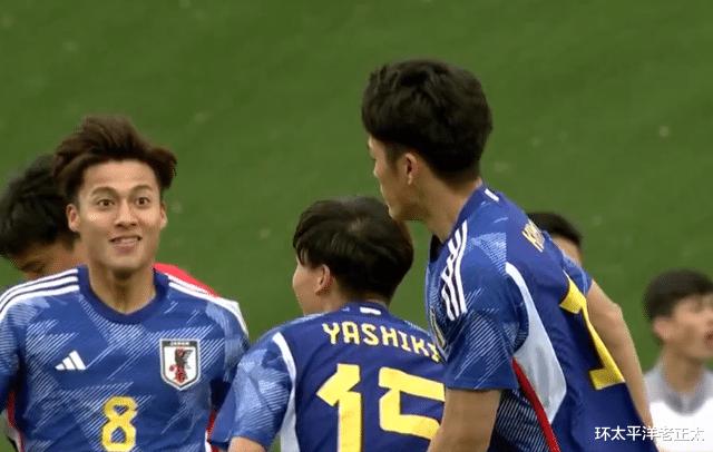 1-2！中国男足无缘爆冷，4分钟连丢2球遭日本逆转，双方险爆冲突(4)