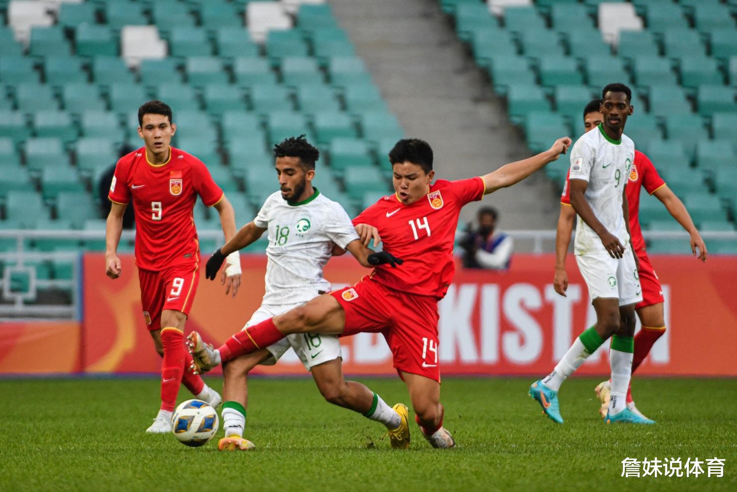 国足2: 0击败沙特队，国际足联用4个字评价中国足球：回到正轨
