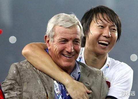 李铁这次真的是要哭了，自己背叛了中国足球事业，老婆却背叛了自己