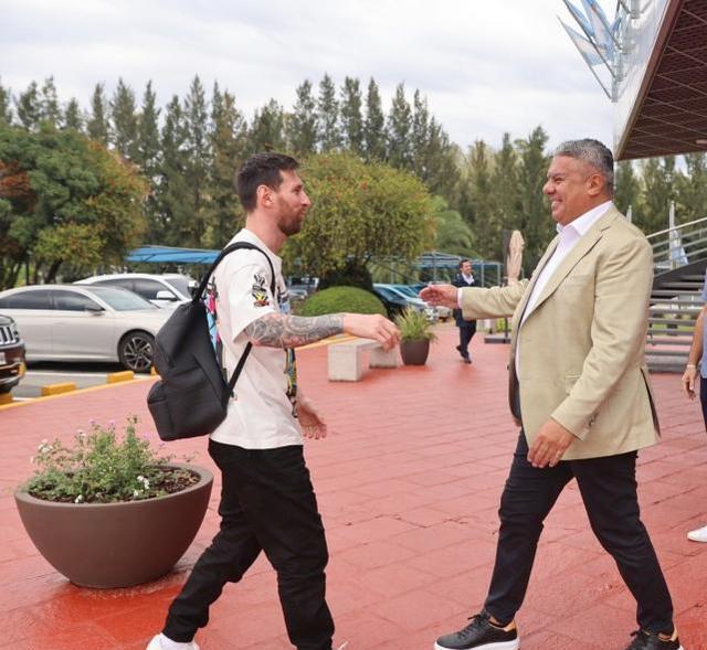 梅西抵达国家队报到！足协主席亲自迎接，阿根廷官推：国王回家了(1)