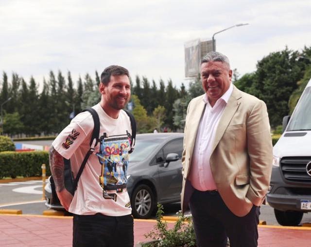 梅西抵达国家队报到！足协主席亲自迎接，阿根廷官推：国王回家了(2)