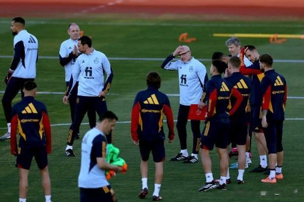西班牙国家队已经开始训练，但巴塞罗那和皇家马德里的球员显然不喜欢对方，需要分开训