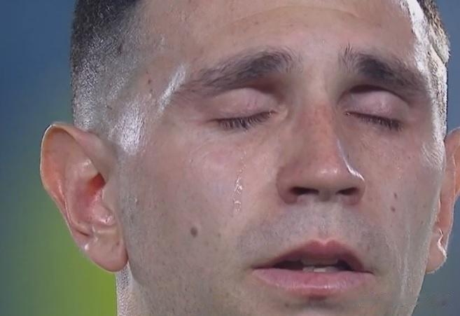 阿根廷门将埃米利亚诺·马丁内斯在世界杯后的首场比赛前泪流满面
阿根廷与巴拿马的友(1)
