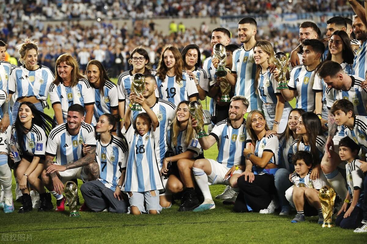阵容雄厚的阿根廷大家庭队，一起来生个足球队[捂脸][捂脸][捂脸]。梅西有仨，安