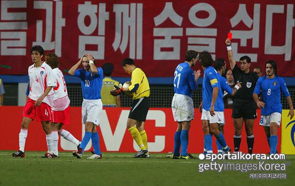 在2002年韩日世界杯16强赛中负责韩国和意大利的裁判拜伦·莫雷诺（53岁）重返赛场。
